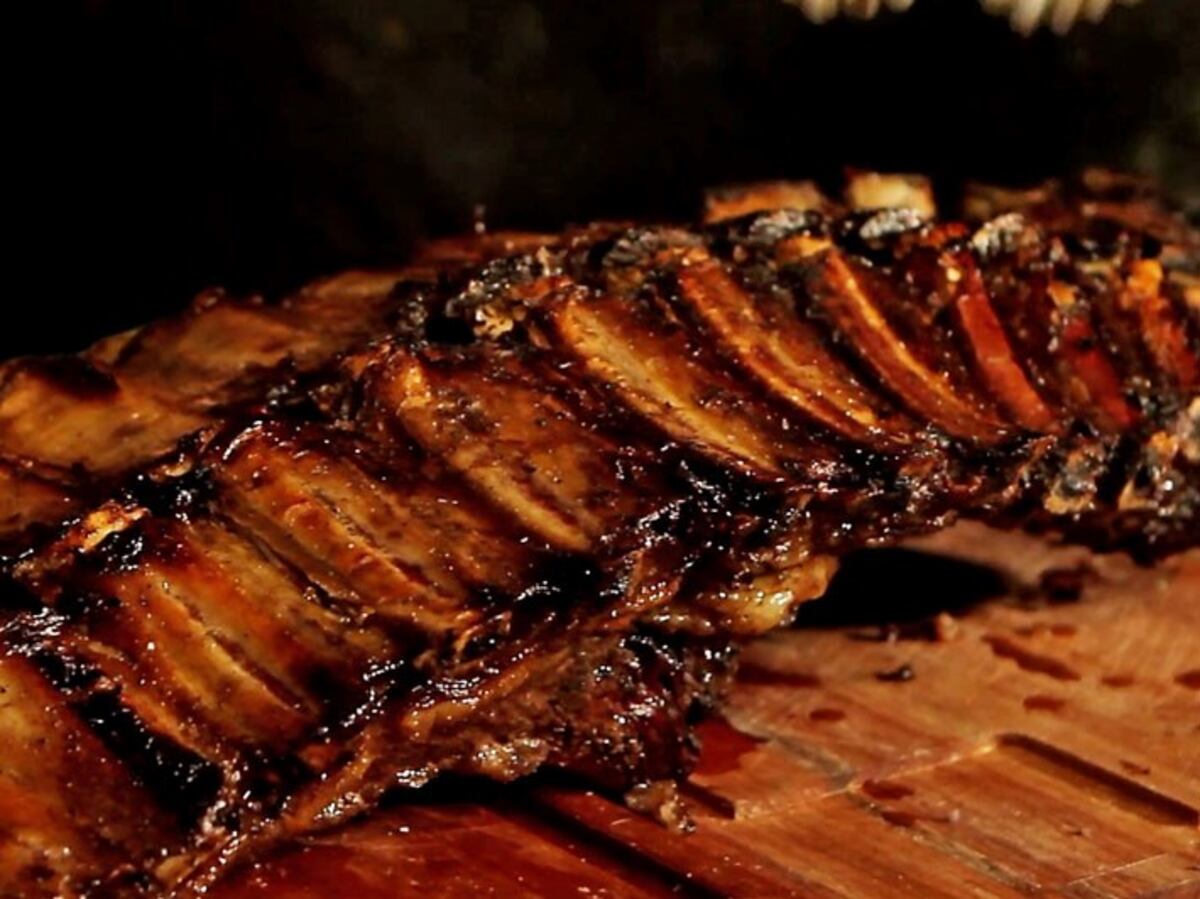 Cómo preparar un costillar asado en casa | Vía Gourmet